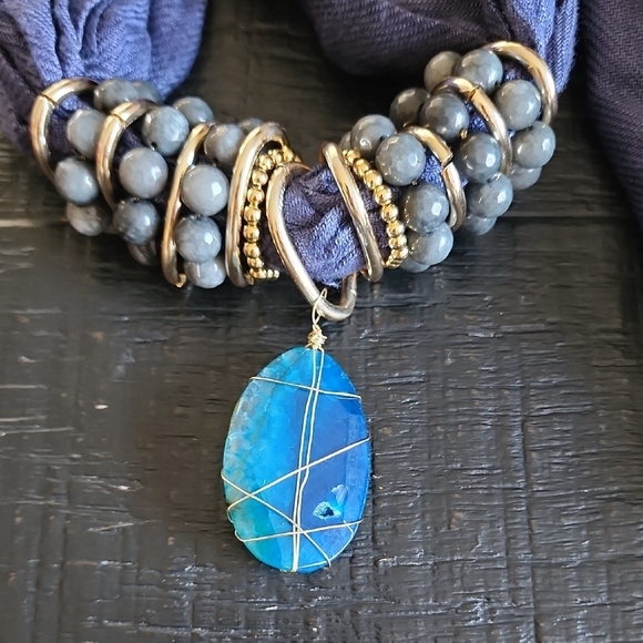 Chic Purple Scarf with Beaded Charm - Picture 4 of 5